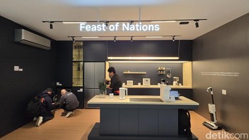 Di booth Xiaomi MWC25, pengunjung dapat menjelajahi area Smart Living. Semua perangkat dapur ini saling terkoneksi. Foto: Fitraya Ramadhanny/detikcom