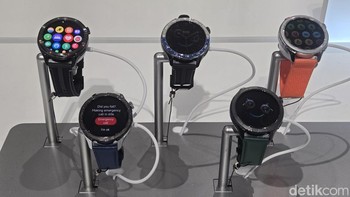 Jejeran smartwatch Xiaomi dan wearables lainnya tidak ketinggalan tampil di sana. Foto: Fitraya Ramadhanny/detikcom