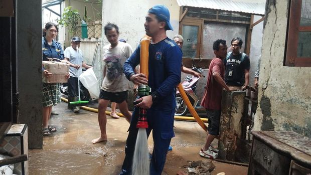 Pasukan Biru-Warga Kerja Bakti Bersihkan Lumpur Sisa Banjir di Kebon Pala