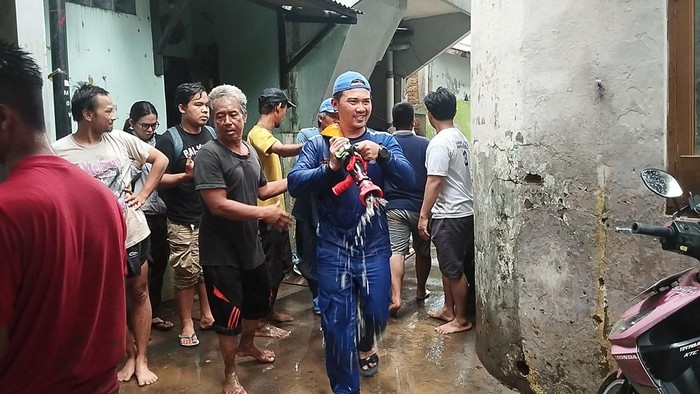 Pasukan Biru-Warga Kerja Bakti Bersihkan Lumpur Sisa Banjir di Kebon Pala