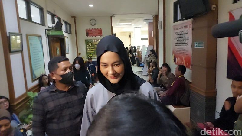 Paula Verhoeven saat menghadiri sidang perceraian dengan Baim Wong di Pengadilan Agama Jakarta Selatan pada Rabu (5/3/2025)
