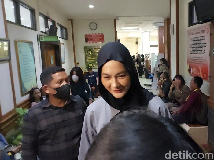 Paula Verhoeven saat menghadiri sidang perceraian dengan Baim Wong di Pengadilan Agama Jakarta Selatan pada Rabu (5/3/2025)