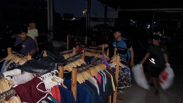 Pedagang di Mega Mal Bekasi masih sortir barang hingga malam ini