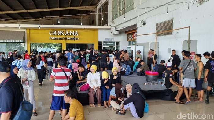Pedagang Mega Mall Bekasi antre masuk cek lapak dagangan. (Taufiq/detikcom)