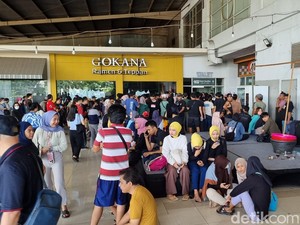 Pedagang Mal Mega Bekasi Antre Cek Kios Terendam Banjir, Khawatir Dicuri