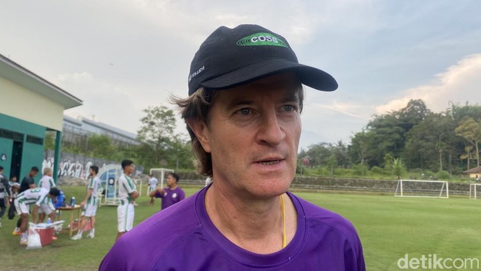 Pelatih PSS Sleman, Pieter Huistra di Lapangan Pakembinangun, Sleman, Rabu (5/3/2025).