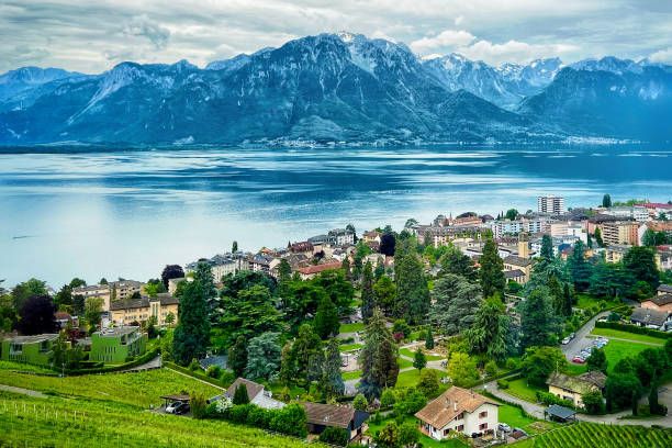 Pemandangan sudut tinggi kota di tepi laut, Montreux, Swiss.