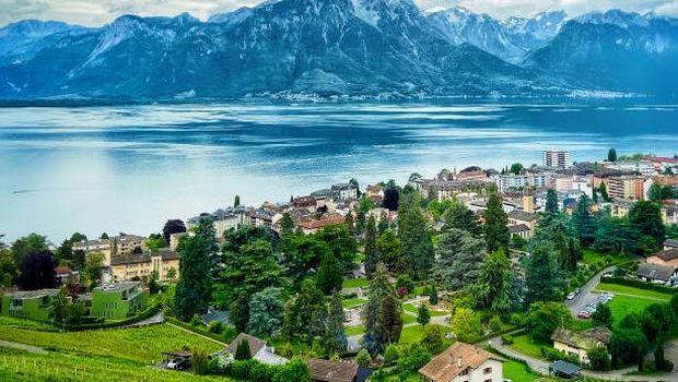 Pemandangan sudut tinggi kota di tepi laut, Montreux, Swiss.