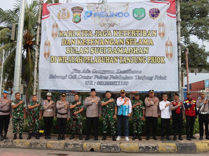 Pemasangan baliho kamtibmas dan hotline pengaduan masyarakat di Pelabuhan Tanjung Priok.