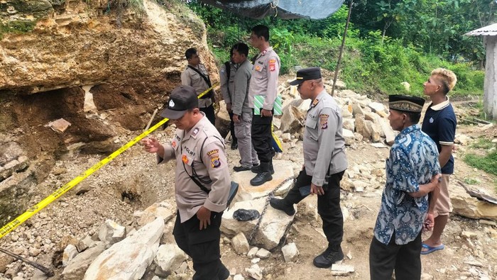 Petugas saat mendatangi lokasi pria tertimpa batu saat melakukan penambangan manual.