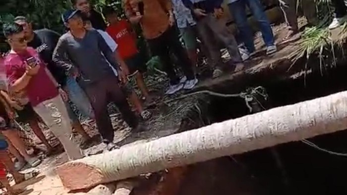 Penampakan jalan amblas di Jalan Padang Lamo, Desa Teluk Kayu Putih, Tebo
