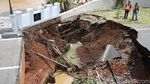 Penampakan Ujung Jembatan Kemang Pratama Amblas Diterjang Banjir Bekasi