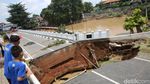 Penampakan Ujung Jembatan Kemang Pratama Amblas Diterjang Banjir Bekasi