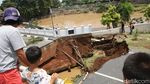 Penampakan Ujung Jembatan Kemang Pratama Amblas Diterjang Banjir Bekasi