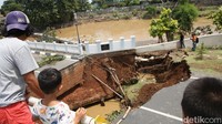 Pantauan detikcom di lokasi, Rabu (5/3/2025), lubang besar akibat jalan amblas berada di Jalan Kemang Pratama Raya. Jalan di ujung jembatan ini biasa digunakan warga yang ingin masuk ke dalam Kompleks Kemang Pratama dari arah Jalan Pekayon Raya.  