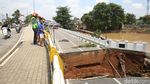 Penampakan Ujung Jembatan Kemang Pratama Amblas Diterjang Banjir Bekasi
