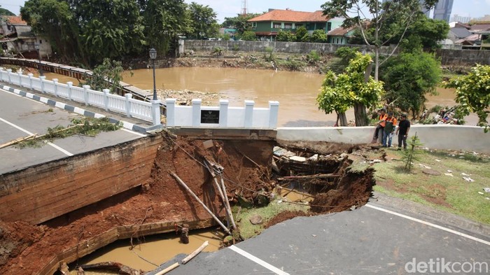 Petugas mengecek jalanan ambles di jembatan Kemang Pratama, Bekasi, Rabu (5/3/2025).