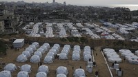 Penampakan dari udara kamp tenda pengungsian warga Palestina di sebelah barat Jalur Gaza, Senin (3/3/2025).  