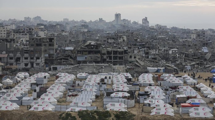 A tent camp for displaced Palestinians is set up amid destroyed buildings in the west of Al-Shati camp, west of Gaza City, on Monday, March 3, 2025. (AP Photo/Jehad Alshrafi)