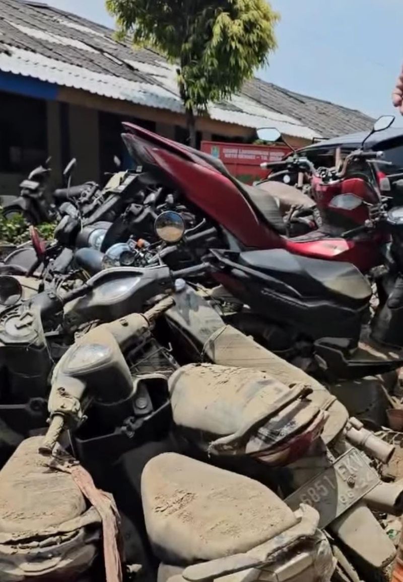 Penampakan tumpukan motor sisa banjir di Bekasi (dok. Instagram Gibran)