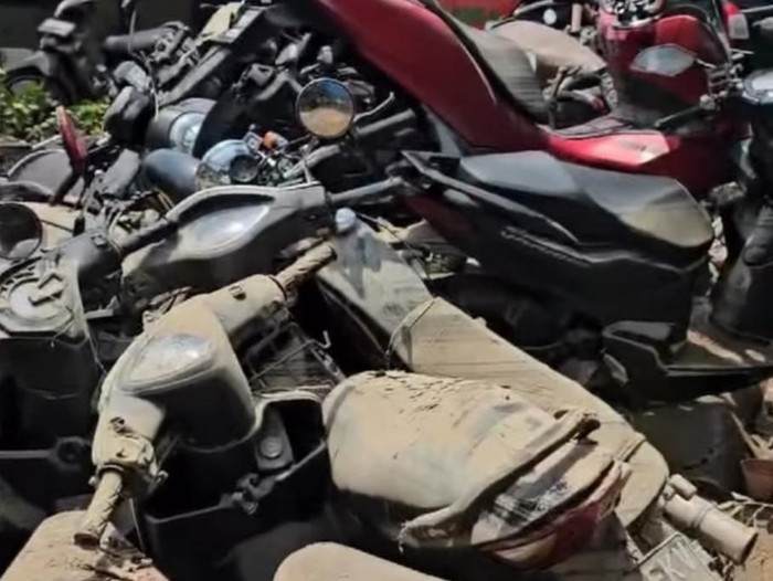 Penampakan tumpukan motor sisa banjir di Bekasi (dok. Instagram Gibran)