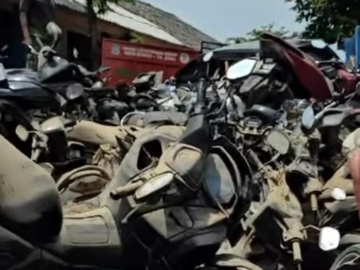 Penampakan tumpukan motor sisa banjir di Bekasi (dok. Instagram Gibran)