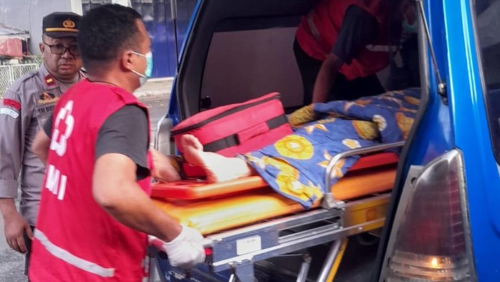 Petugas saat menbawa korban penganiayaan ke rumah sakit.