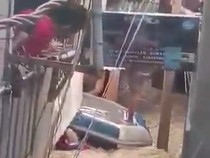 Video: Perahu Terbalik Saat Evakuasi, Bocah Hanyut Terseret Banjir di Tebet