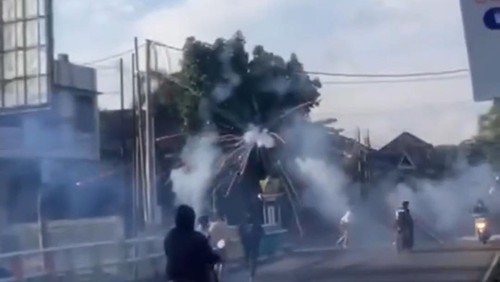 Tangkapan layar puluhan remaja perang petasan saat siang hari di Jalan Bung Hatta, Majeluk, Kota Mataram, Selasa (4/3/2025).