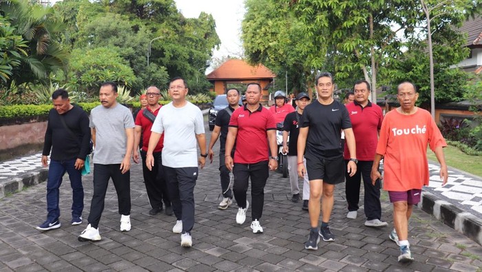 Perbekel Rangdu Komang Budi Adnyana bersama sejumlah warga membayar kaul dengan berjalan kaki sejauh puluhan kilometer, Rabu (5/3/2025). (Foto: Dok. Prokom Pemkab Buleleng)