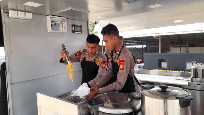 Personel Brimob Polda Metro Jaya mendirikan dapur lapangan hingga membantu membersihkan lumpur membantu warga korban banjir di Kebon Pala, Jakarta Timur.