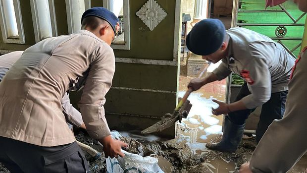 Personel Brimob Polda Metro Jaya mendirikan dapur lapangan hingga membantu membersihkan lumpur membantu warga korban banjir di Kebon Pala, Jakarta Timur.