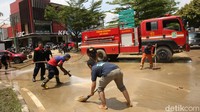 Setelah surut dan bisa dilalui warga mulai kembali kerumahnya masing-masing untuk dibersihkan dari lumpur sisa banjir.