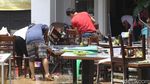 Petugas Damkar-Warga di Bekasi Gotong Royong Bersihkan Jalan dari Lumpur