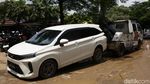 Petugas Damkar-Warga di Bekasi Gotong Royong Bersihkan Jalan dari Lumpur