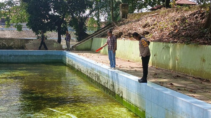 Petugas mengecek di lokasi kejadian ibu dan anak tewas tenggelam di sendang Desa Kajengan, Kecamatan Todanan, Blora, Rabu (5/3/2025).