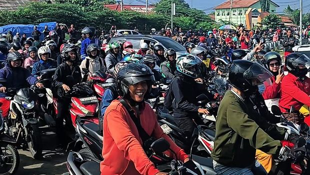 PJR Cikampek Korlantas Polri mengawal ratusan pengendara motor masuk Tol Gabus karena jalan arteri banjir 1,5 meter, Rabu (5/3/2025) pagi tadi.