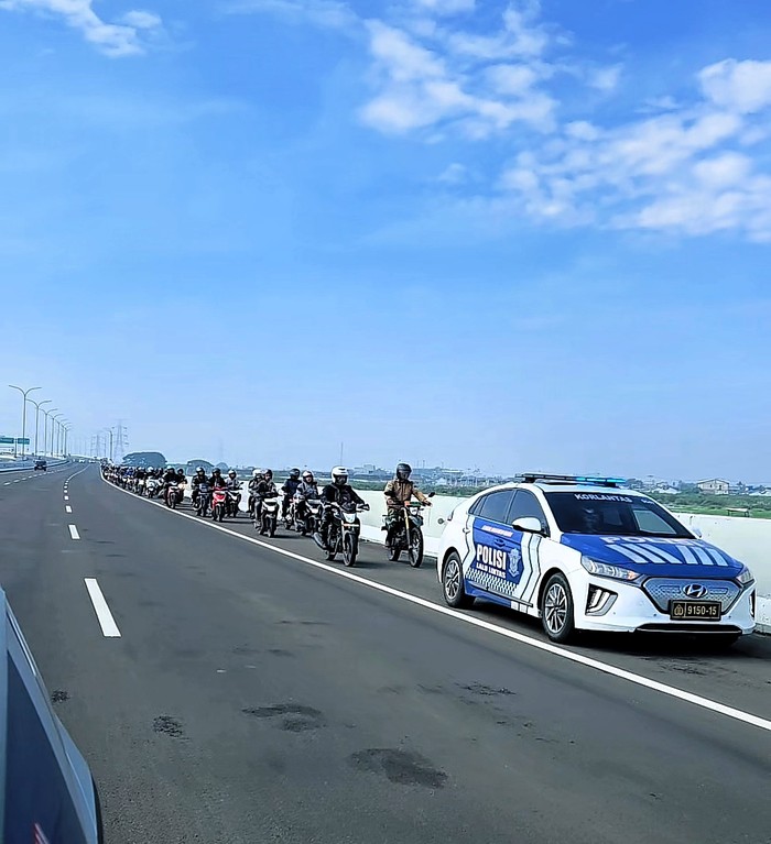 PJR Cikampek Korlantas Polri mengawal ratusan pengendara motor masuk Tol Gabus karena jalan arteri banjir 1,5 meter, Rabu (5/3/2025) pagi tadi.