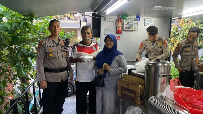 Polda Metro Jaya mendirikan dapur umum di lokasi banjir Jatiasih, Kota Bekasi