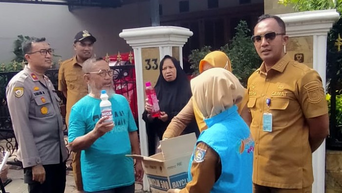 Polisi bersama tiga pilar membagikan sembako hingga cairan disinfektan membantu warga terdampak banjir di Ciputat Timur, Tangsel.