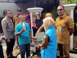 Polisi Bagikan Sembako-Cairan Desinfektan ke Warga Terdampak Banjir Ciputat
