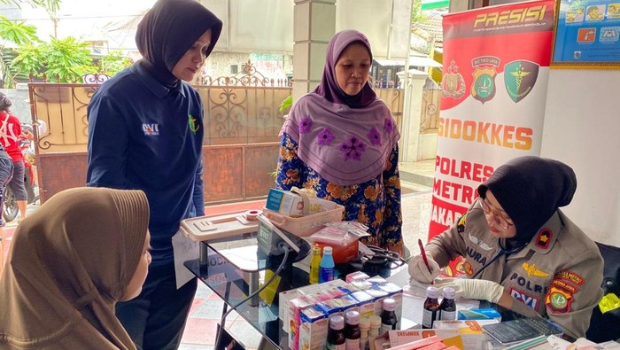 Polisi mendirikan posko pelayanan kesehatan bagi warga korban banjir di Cawang, Jakarta Timur.