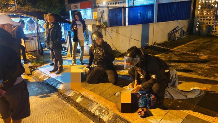 Polisi mengamankan dua pemuda anggota geng motor di Pasar Mawar, Kota Bogor.