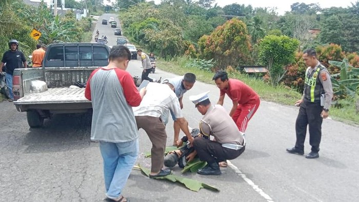 Polisi mengevakuasi ASN tewas terlindas truk tronton di Muara Enim