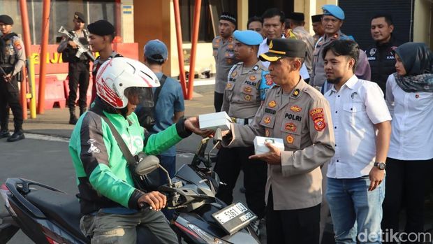 Polisi saat bagikan takjil gratis kepada pengendara di jalan