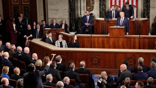 U.S. Rep. Al Green (D-TX) interrupts President Trump's speech. REUTERS/Kevin Lamarque Purchase Licensing Rights