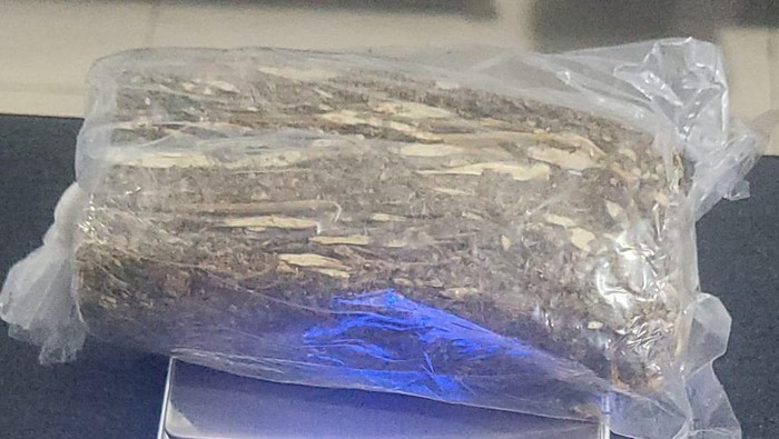 Polres Bone mengamankan ganja di tangan pria yang memesan lewat Instagram.
