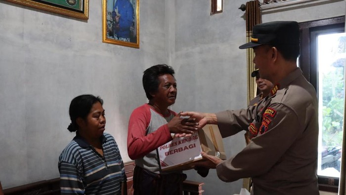 Polres Kendal bersama Polsek Weleri memberikan bantuan kepada pengemis di Weleri, Muhlisin (48), Selada (4/3/2025).