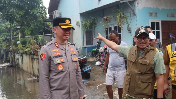 Polres Tangsel mengerahkan 200 personel untuk melakukan evakuasi warga dan pengamanan di lokasi banjir di Pondok Aren.