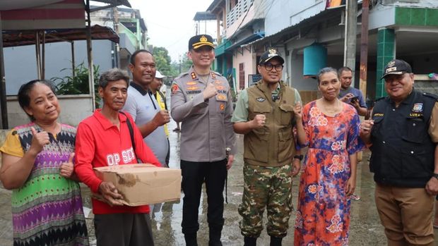 Polres Tangsel mengerahkan 200 personel untuk melakukan evakuasi warga dan pengamanan di lokasi banjir di Pondok Aren.